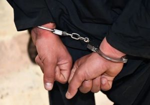 دستبند پلیس رفسنجان بر دستان سارق پسته/ ۲۰۰ کیلو طلای سبز و سلاح غیرمجاز